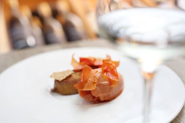 Karamelize kabuk bir çip ile bir domates puding.