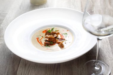 Pişmiş patates ve bir bardak beyaz şarap ile kereviz krem çorbası