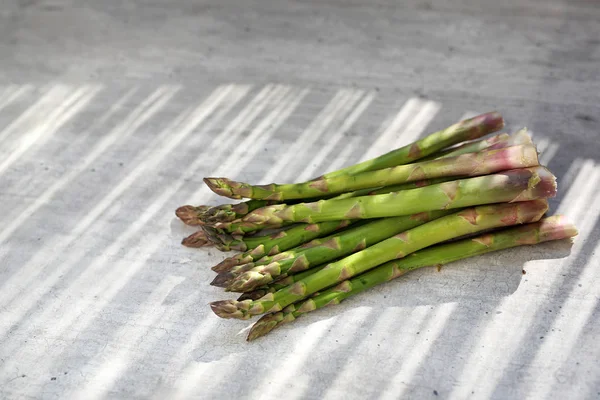 Asparagus. Green asparagus, tasty seasonal plants on a natural background. — Stock Photo, Image
