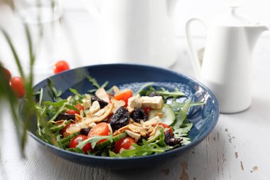 Yeşil salata soya peyniri, domates, roka, salatalık ile.