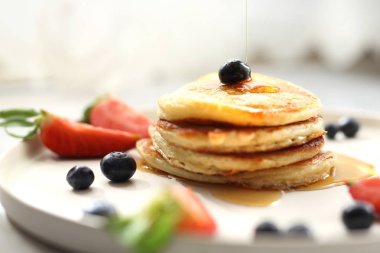 Tatlı kahvaltı. Çilek, yaban mersini ve akçaağaç şurubu ile krep. Tatlı Kahvaltı.