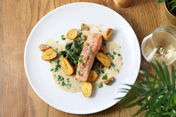 Pişmiş patates ile kızarmış somon fileto börek ile krem sos