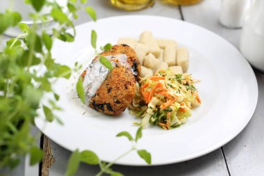 Vejetaryen Öğle Yemeği, köfte ve beyaz lahana salatası ile sağlıklı sebze pirzola.