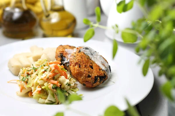 Sağlıklı bir diyet, vejetaryen bir akşam yemeği. Lezzetli bir sebze yemeği.