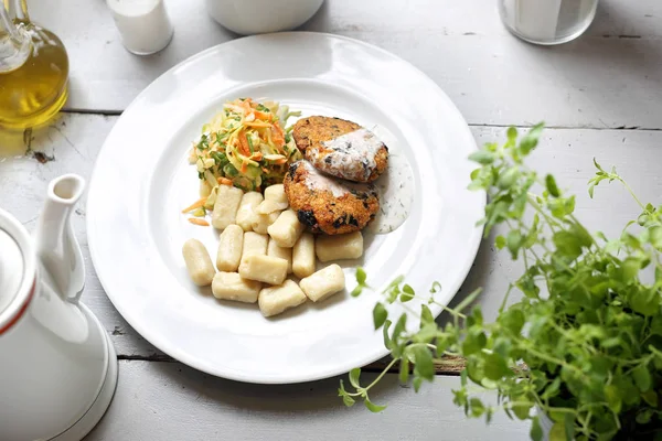 Vegetarische lunch, gezonde groente kotentje met knoedels en witte Koolsalade. — Stockfoto