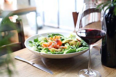 Somon, avokado ve armut ile ıspanak ve roket yaprakları yapılmış hafif salata.