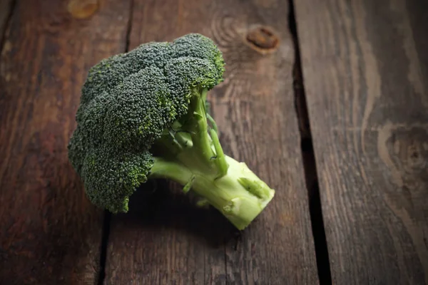Brokoli. Ahşap arka plan üzerinde taze yeşil brokoli.