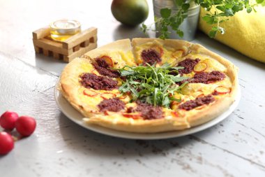 Pizza sebze ve roket yaprakları ile domates sosu ile.