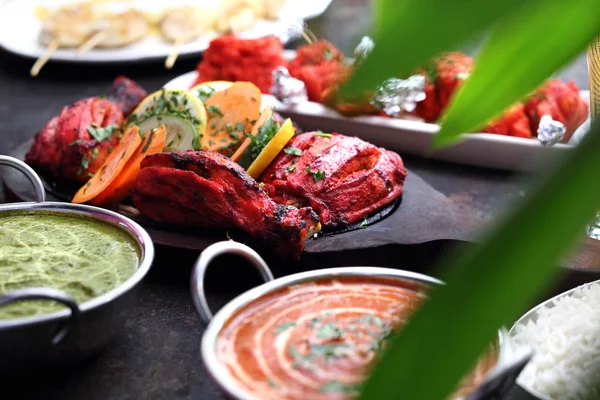 Ινδική κουζίνα, αρωματικά πιάτα με κάρυ. Πολύχρωμα πιάτα. — Φωτογραφία Αρχείου
