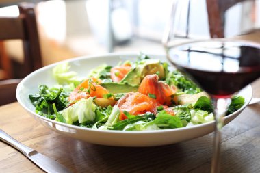 Somon, avokado ve armut ile ıspanak ve roket yaprakları ile yeşil salata.