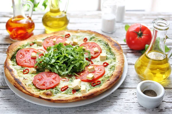 Pizza. Tradycyjna włoska pizza na cienkim chrupiące ciasto z mozzarellą, pomidory, rukolą. — Zdjęcie stockowe