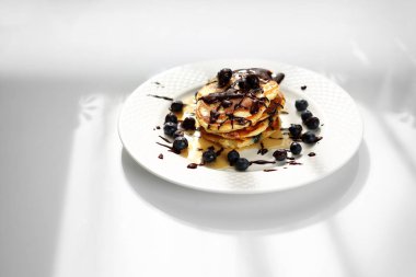 Yaban mersini ve akçaağaç şurubu ile krep. Tatlı Kahvaltı.