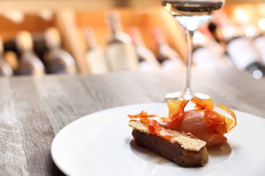 Karamelize kabuk bir çip ile bir domates puding.