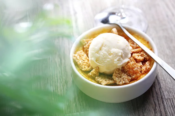 Grädde brulee med vaniljglass och sesam i karamell. — Stockfoto