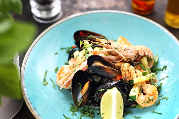 Deniz ürünleri, karides, midye, langoustines, kalamar, beyaz şarap ilavesi ile Makarna tagliatelle