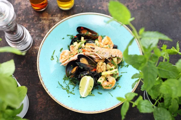 Deniz ürünleri, karides, midye, langoustines, kalamar, beyaz şarap ilavesi ile Makarna tagliatelle