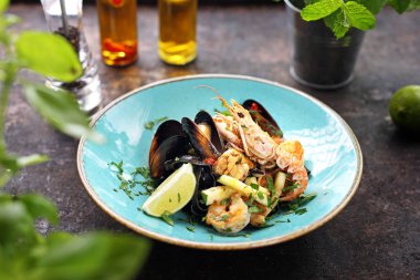 Deniz ürünleri ile Tagliatelle, karides, midye, langoustines, kalamar, beyaz şarap ilavesi ile