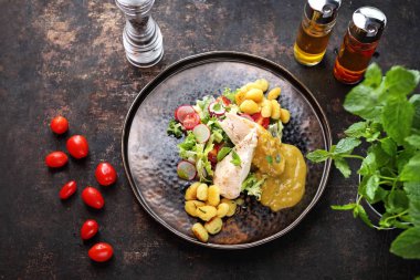 Gorgonzola soslu tavuk fileto gnocchi ve yeşil salata ile servis