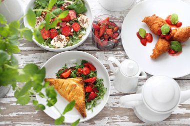 Çilek yemekleri. Ricotta ile Puf böreği, lor ve çilek salatası, yeşil biber ile balsamik sirke çilek, çilek krep