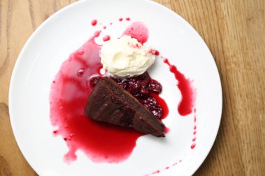  Ahududu sosu ve dondurma ile Brownie.