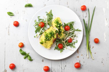 Yumurta kahvaltı sandviçle chives ile yapıştırmak.