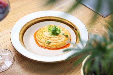 Arap mutfağı nohut macunu ve kavrulmuş soğan.