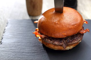İştah açıcı burger biftek ve kızarmış domuz pastırması.