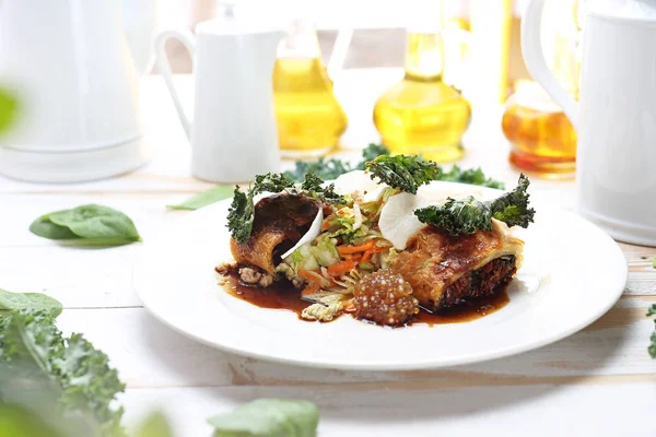 Chuleta vegetal rellena de espinacas, tomates secados al sol, nabo marinado, ensalada de kimchi, puré de frijoles, patatas fritas de col rizada y tapioca de setas — Foto de Stock