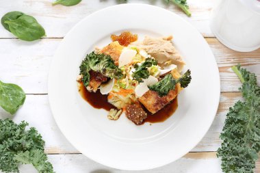 yemek yemeği. Ispanak, güneşte kurutulmuş domates, marine şalgam, kimchi salatası, fasulye püresi, lahana cipsi ve mantar tapyoka ile doldurulmuş sebze pirzonu