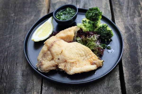 Рыба-гриль с брокколи. Блюдо для обеда. Здоровое питание — стоковое фото