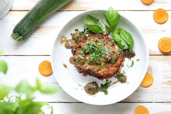 Panqueques de calabacín en capas con relleno de verduras. Una dieta vegetariana saludable — Foto de Stock