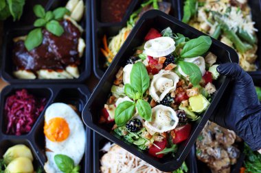 Catering. Iştah açıcı beslenme kutuları. Kapınıza teslim edilen yiyecekler