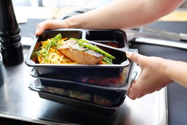 Catering. Iştah açıcı beslenme kutuları. Kapınıza teslim edilen yiyecekler