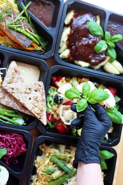 Catering. Iştah açıcı beslenme kutuları. Kapınıza teslim edilen yiyecekler