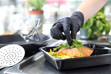 Kutu diyeti. Aşçı yemek hazırlar..