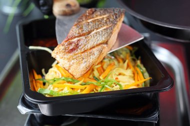  Yemek hazırlığı. Aşçı yemek hazırlar..