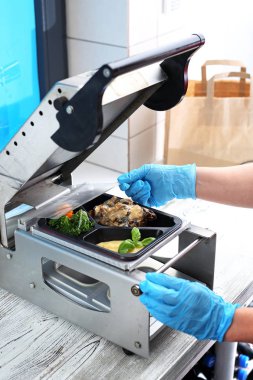Vakumlu paket gıda ambalajı. Çanak bir restoranda paketlenmiş.