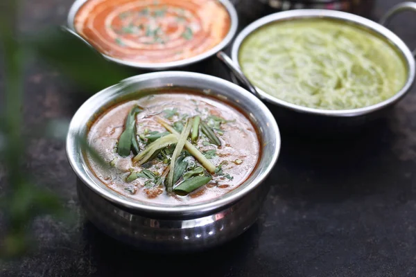 Ινδικό φαγητό. Ινδική σούπα. Παραδοσιακά ινδικά πιάτα. — Φωτογραφία Αρχείου