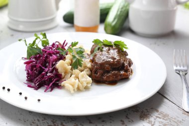 Seitan roulades koydu köfte ve kırmızı lahana salatası ile.