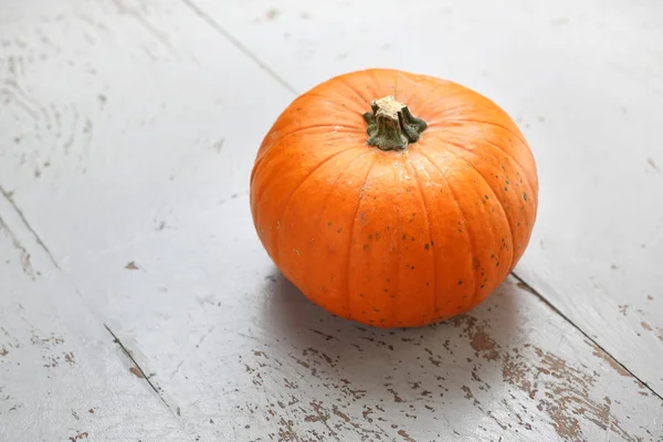 Beyaz tahtaların arka planında balkabağı.
