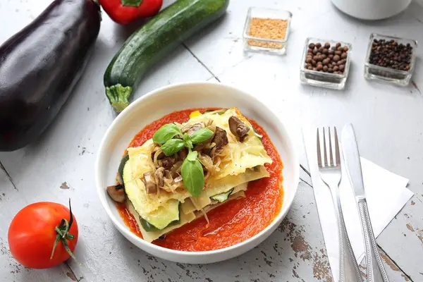 Lasaña vegetal con salsa de chile dulce. Hortalizas estratificadas con copos de maíz — Foto de Stock