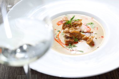 Kavrulmuş patates cipsi ile krem beyaz sebze çorbası.