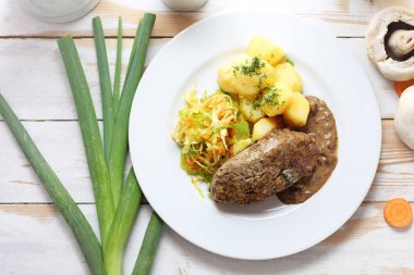 Yemek yemeği. Patates ve beyaz lahana salatası ile cutlet