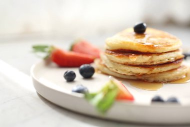Çilek, yaban mersini ve akçaağaç şurubu ile krep. Tatlı Kahvaltı.