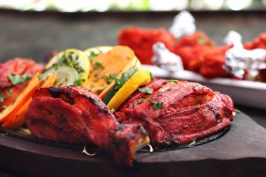 Oryantal Doğu mutfağı. Baharatlı bir Marine içinde Tandoori tavuk. 