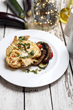 Mantar pişmiş patates ile karnabahar. Vejetaryen pişirme