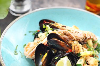 Deniz ürünleri ile Tagliatelle, karides, midye, langoustines, kalamar, beyaz şarap ilavesi ile