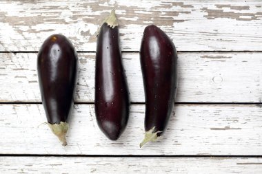 Ahşap masada patlıcan, Olgun sebzeler.