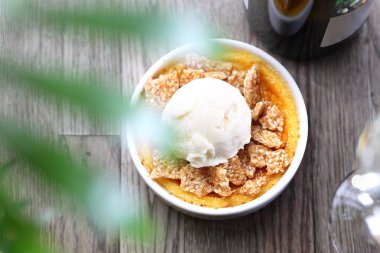 Vanilyalı dondurma ve susam karamel krem brulee.