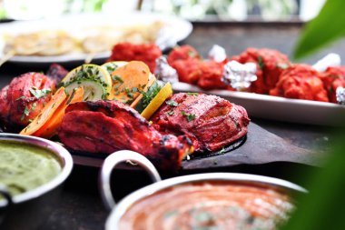 Tay mutfağı, aromatik köri yemekleri. Renkli yemekler.